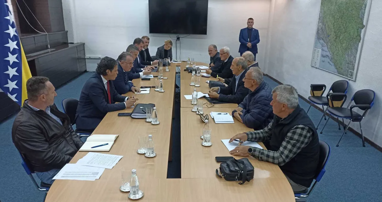 Penzioneri ispred Vlade FBiH/Senad Gubelić/