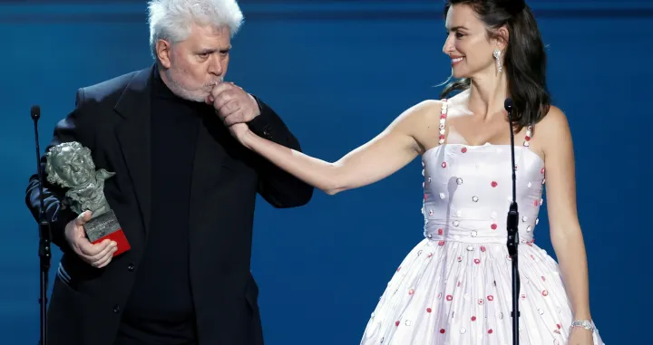 epa09751040 Spanish filmmaker Pedro Almodovar (L) and Spanish actress Penelope Cruz (R) present the first-ever International Goya Award during the 36th Goya Film Awards ceremony held at Palau de les Arts Theater in Valencia, Spain, 12 February 2022. EPA/Kai Forsterling/Kai Forsterling