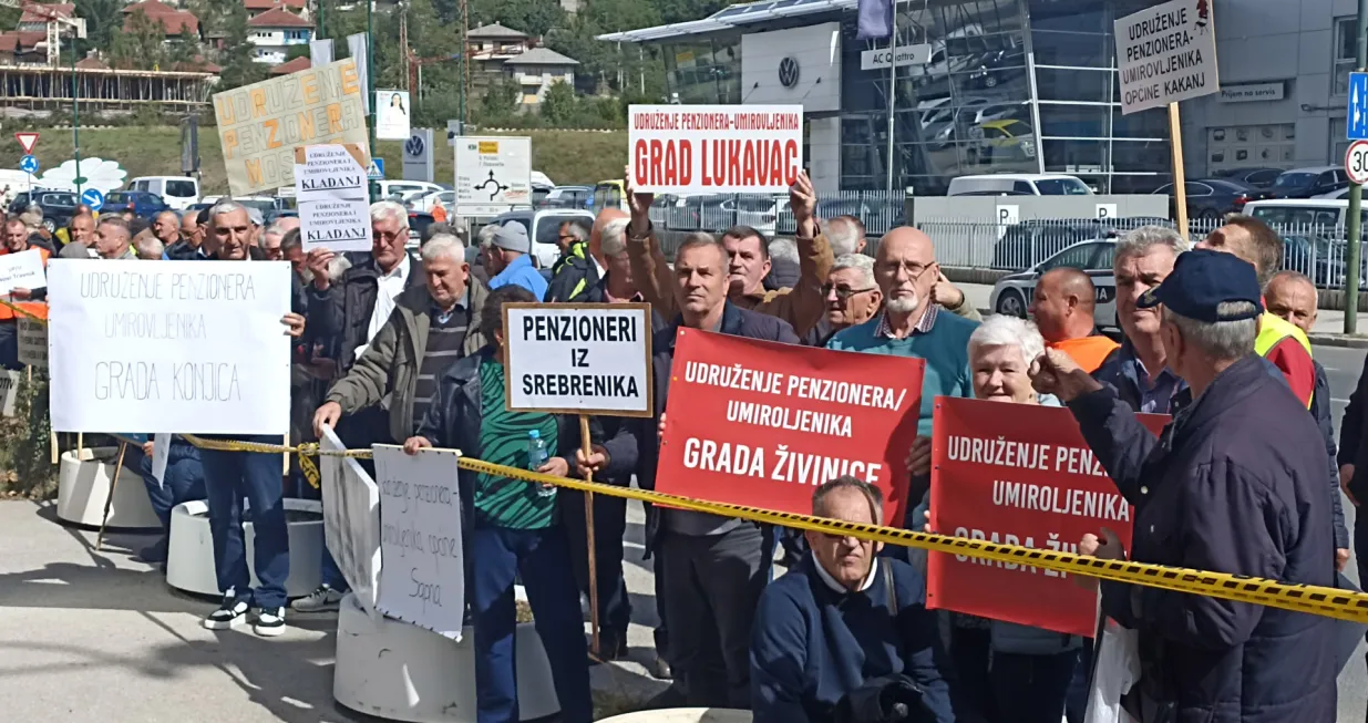 UO Savez udruženja penzionera FBiH ispred vlade FBiH problemi ispunjavanje zahtjeva/Senad Gubelić