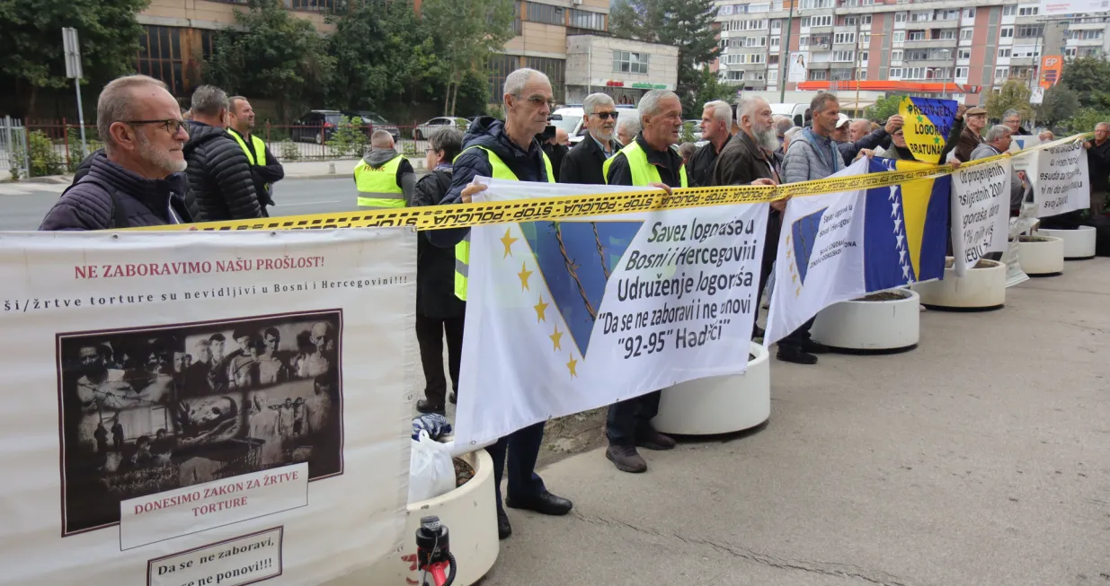 Saveza logora&scaron;a Bosne i Hercegovine protest 5 do 12 ispred zgrade Vlade FBiH./Senad Gubelić