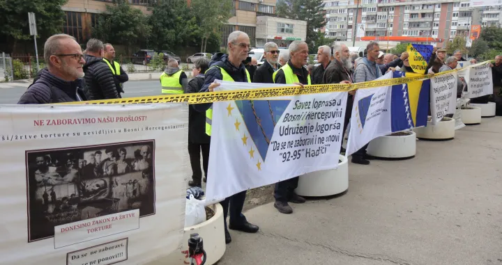 Saveza logora&scaron;a Bosne i Hercegovine protest 5 do 12 ispred zgrade Vlade FBiH./Senad Gubelić