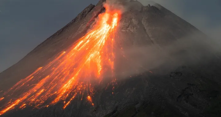 Vulkan Merapi u Indoneziji izbacuje lavu/Anadolija/