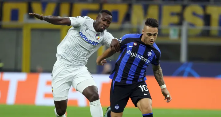 epa10267351 Viktoria Plzen's Mohamed Tijani (L) vies for the ball with Inter Milan's Lautaro Martinez during the UEFA Champions League Group C match between FC Inter and Viktoria Plzen at Giuseppe Meazza stadium in Milan, Italy, 26 October 2022. EPA/MATTEO BAZZI