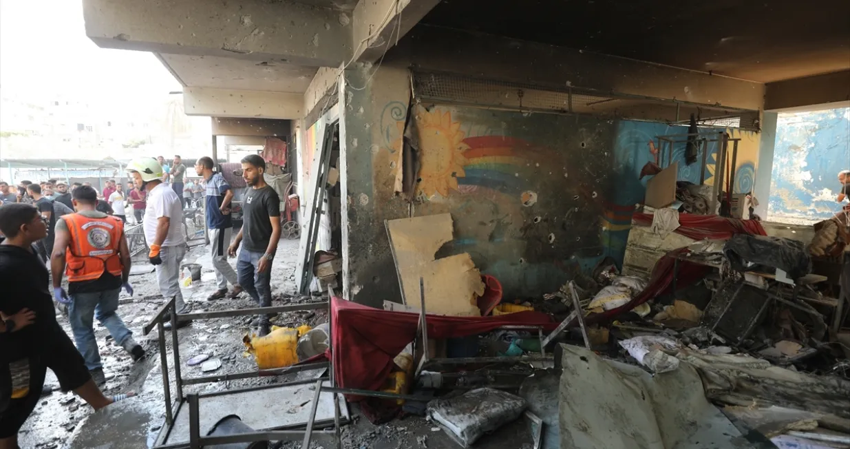 Najmanje 21 osoba, među kojima 13 djece, ubijena je, a desetine su povrijeđene u subotu u izraelskom vazdu&scaron;nom napadu na &scaron;kolu u kojoj su smje&scaron;teni raseljeni Palestinci u naselju Zeitoun u gradu Gazi/Anadolija