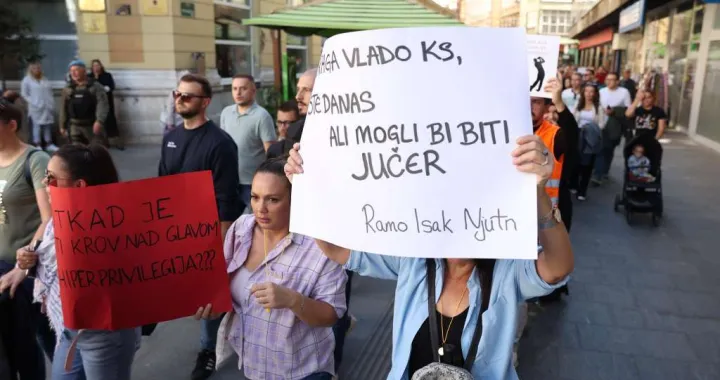 Novi protest grupe mladih ljudi nezadovoljnih zbog iznosa subvencije koju im je Vlada KS dodijela za rješavanje stambenog pitanja/Fena