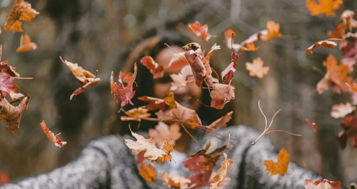 djevojka, žena, jesen, lišće/Unsplash