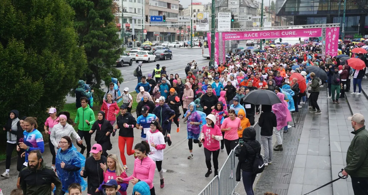 SARAJEVO, 29. septembra (FENA) – Osamnaesta trka/šetnja za ozdravljenje "Race for the Cure", održana je u Sarajevu, a predvodilo ju je više od 550 heroina, žena operisanih od karcinoma dojke, u roza majicama. (Foto FENA/Almir Razić)/Almir Razić 