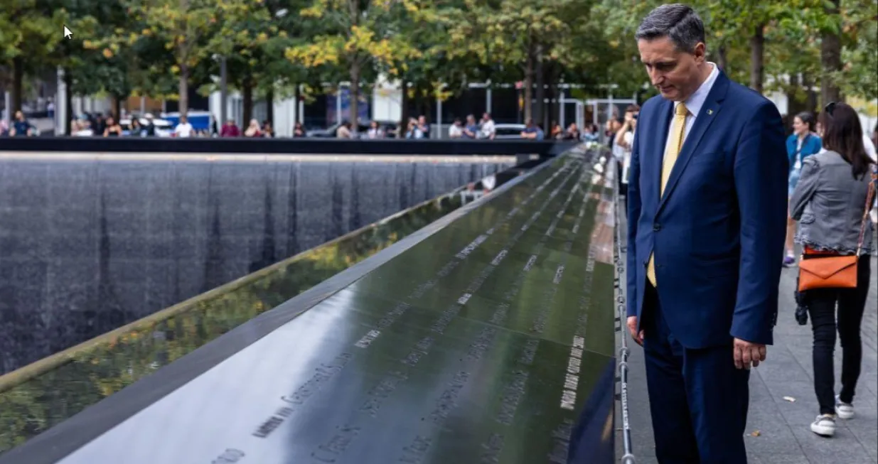 Bećirović na spomen-obilježju/