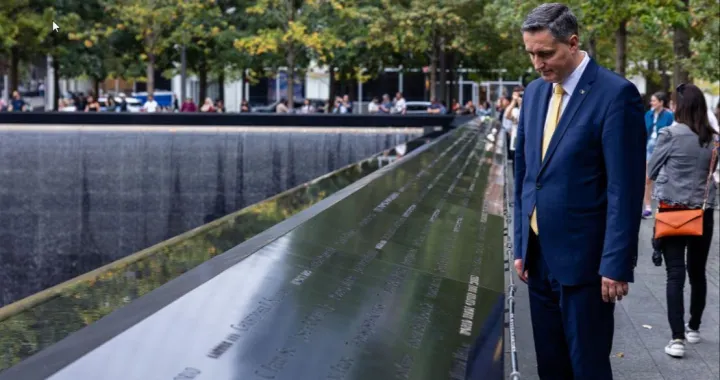 Bećirović na spomen-obilježju/