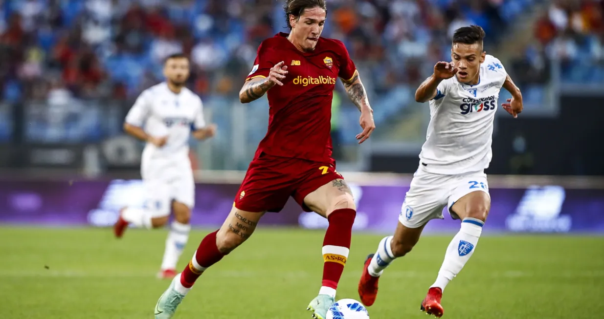 epa09504007 Roma's Nicolo Zaniolo (L) and Empoli's Samuele Ricci (R) in action during the Italian Serie A soccer match AS Roma vs Empoli FC at Olimpico stadium in Rome, Italy, 03 October 2021. EPA/ANGELO CARCONI