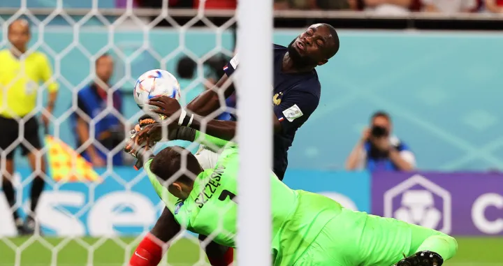 epa10348227 Dayot Upamecano (back) of France in action against Poland's goalkeeper Wojciech Szczesny (front) during the FIFA World Cup 2022 round of 16 soccer match between France and Poland at Al Thumama Stadium in Doha, Qatar, 04 December 2022. EPA/Ali Haider