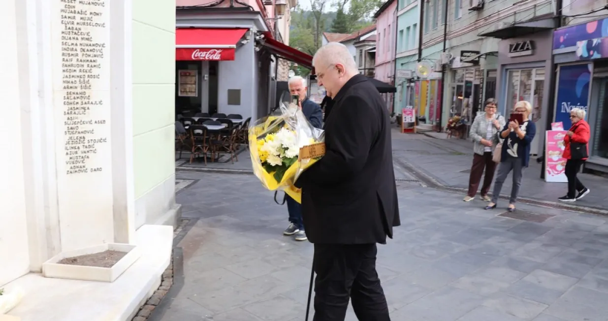 nenad čanak tuzla polaganje cvijećaizvor: tip.ba/