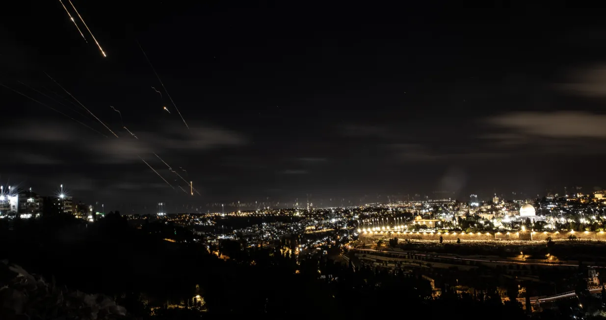 Izraelska vojska objavila je da su iz Irana ispaljene rakete na Izrael, a ЕЎirom zemlje oglasile su se sirene. Desetine raketa viД'eno je na nebu iznad Al-Qudsa /Jerusalema (Mostafa Alkharouf - Anadolu Agency)/Anadolija