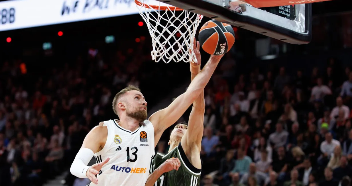 03 October 2024, Bavaria, Munich: Basketball: Euroleague, FC Bayern Munich - Real Madrid, Main Round, Matchday 1, SAP Garden. Dzanan Musa of Real Madrid (l) blocks Vladimir Lucic of Bayern Munich at the basket. Photo: Matthias Balk/dpa Photo: Matthias Balk/DPA