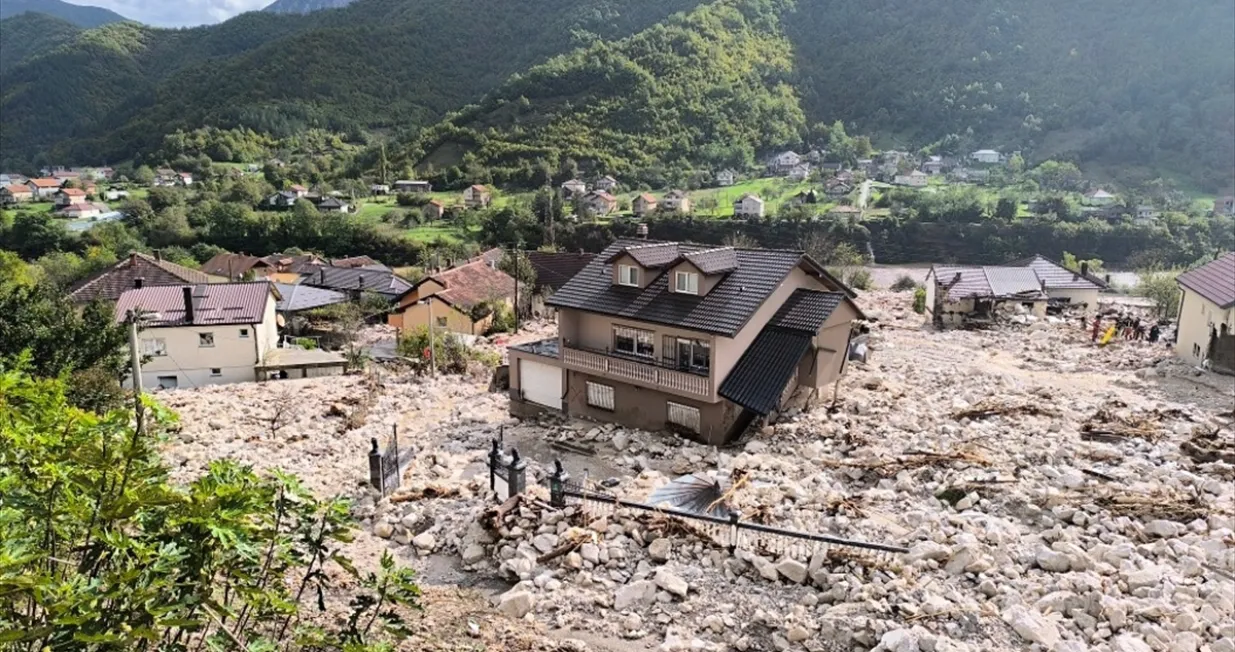 Nekoliko bosanskohercegovačkih općina pogođeno je sinoć poplavama, a snimci sa terena potvrđuju da je najteže pogođeno područje Donje Jablanice i Glogo&scaron;nice/Anadolija
