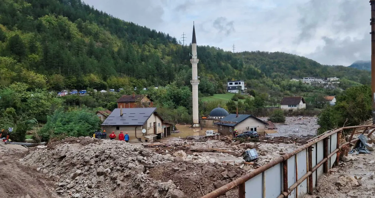 Džamija je bila potpuno zatrpana muljem/Sanel Konjhodžić/