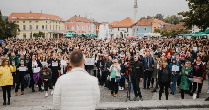 Na protestima se okupilo nekoliko stotina ljudi/Tuzlasnki.ba/