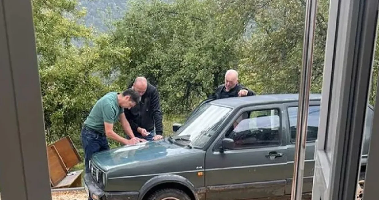 Glasanje na automobilu Istočno Sarajevo, lokalni izbori/ATV/