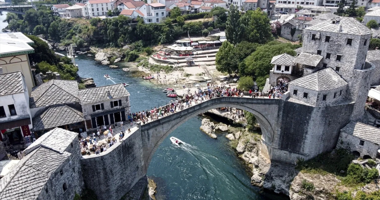 Mostar ljeto, Stari most, turisti/Anadolija/