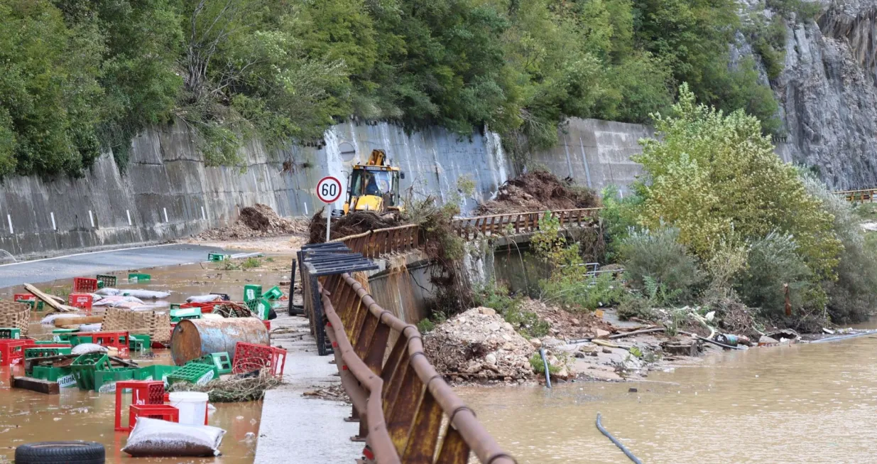 JABLANICA, 4. listopada (FENA) - Izaslanstva Vlade FBiH i Vlade Hercegovačko-neretvanske županije obišla su područje zahvaćeno poplavama i klizištima u općini Jablanica. (Foto FENA/ES)/Es