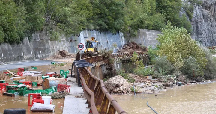 JABLANICA, 4. listopada (FENA) - Izaslanstva Vlade FBiH i Vlade Hercegovačko-neretvanske županije obišla su područje zahvaćeno poplavama i klizištima u općini Jablanica. (Foto FENA/ES)/Es