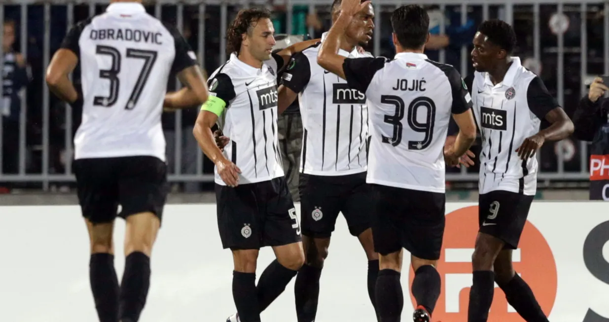 epa09497933 Partizan's Lazar Markovic (2-L) celebrates with teammates after scoring the 1-0 lead during the UEFA Europa Conference League soccer match between Partizan Belgrade and FC Flora Tallinn in Belgrade, Serbia, 30 September 2021. EPA/ANDREJ CUKIC