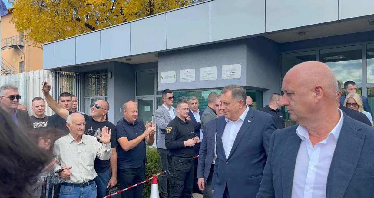 Dodikove pristalice, suđenje Dodiku, Milorad Dodik, Sud BiH, folklor ispred Suda BiH, ročište/Dženisa Zukančić/