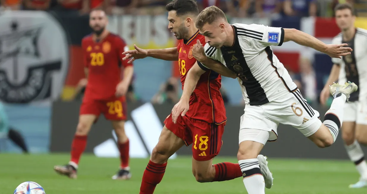 epa10333218 Jordi Alba (C) of Spain in action against Joshua Kimmich (R) of Germany during the FIFA World Cup 2022 group E soccer match between Spain and Germany at Al Bayt Stadium in Al Khor, Qatar, 27 November 2022. EPA/Ronald Wittek