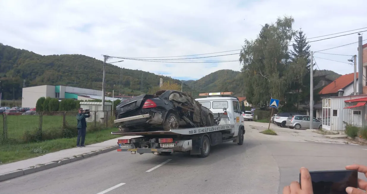 Automobil Mercedes, izvlačenje automobila, nesreća kod Visokog, Visoko, Dobrinje, četiri osobe poginule/Jasmin Tajić/