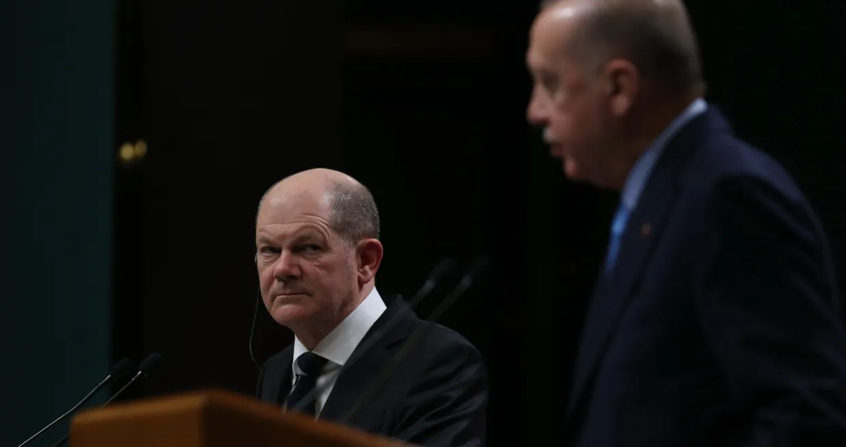 epa09824976 Turkish President Recep Tayyip Erdogan (R) and German Chancellor Olaf Scholz (L) attend a press conference after their meeting at the Presidential Palace in Ankara, Turkey, 14 March 2022. EPA/STR/Str