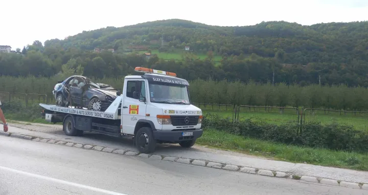 Automobil Mercedes, izvlačenje automobila, nesreća kod Visokog, Visoko, Dobrinje, četiri osobe poginule/Jasmin Tajić/
