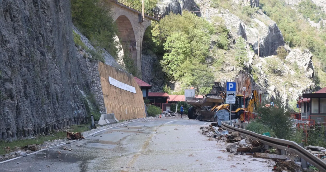 JABLANICA, 4. listopada (FENA) - Izaslanstva Vlade FBiH i Vlade Hercegovačko-neretvanske županije obišla su područje zahvaćeno poplavama i klizištima u općini Jablanica. (Foto FENA/ES)/Es