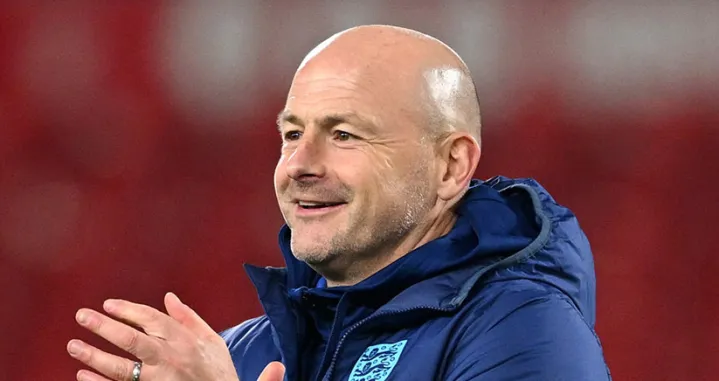 NOTTINGHAM, ENGLAND - OCTOBER 12Lee Carsley, Manager of England applauds the fans after the UEFA U21 EURO Qualifier match between England and Serbia at City Ground on October 12, 2023 in Nottingham, England. (Photo by Michael Regan/Getty Images)