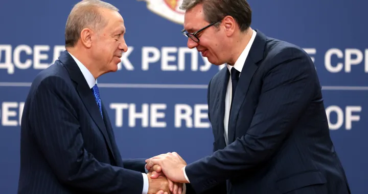 epa10166880 Serbian President Aleksandar Vucic (R) and Turkish President Recep Tayyip Erdogan (L) shake hands after their press conference in Belgrade, Serbia, 07 September 2022. President Erdogan is on an official visit to Serbia. EPA/ANDREJ CUKIC/Andrej Cukic