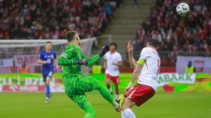 15.10.2024., Nacionalni stadion PGE, Varsava, Poljska - UEFA Liga nacija, Liga A, skupina 1, 4. kolo, Poljska - Hrvatska. Dominik Livakovic, Robert Lewandowski Photo: Jacek Szydlowski/Forum/PIXSELL