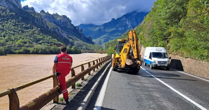 Prometna infrastruktura u Jablanici je u kolapsu, a Donja Jablanica je potpuno odsječena od Hercegovačko-neretvanskog kantona zbog poplava/Fena