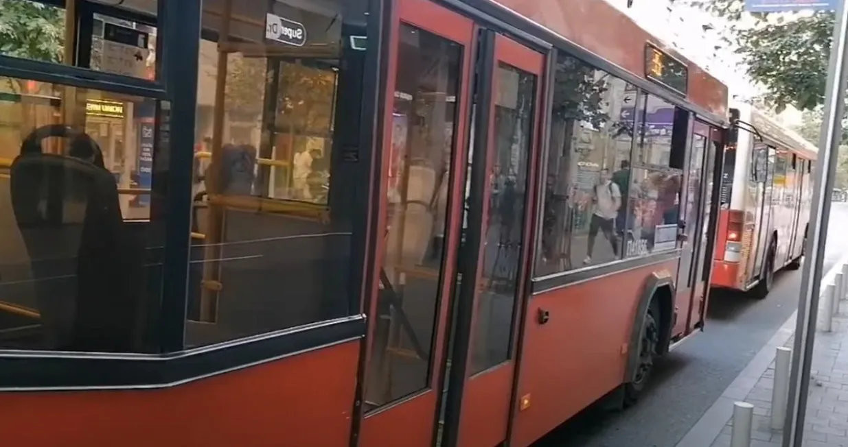 Vozač autobusa pretučen/ Screenshot/