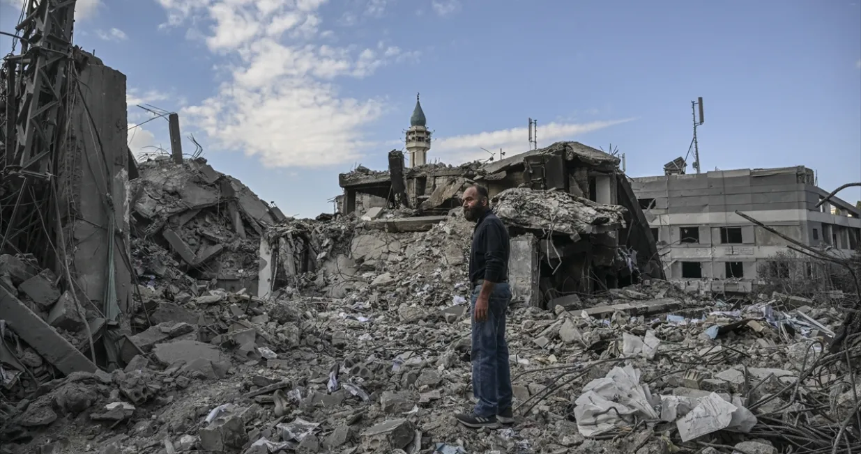 Zbog napada izraelske vojske na grad Nabatiye El Faouka u pokrajini Nabatiye u južnom Libanu, stanovnici grada su napustili grad. U napadima su neke zgrade potpuno uništene, dok su druge teško oštećene/Anadolija