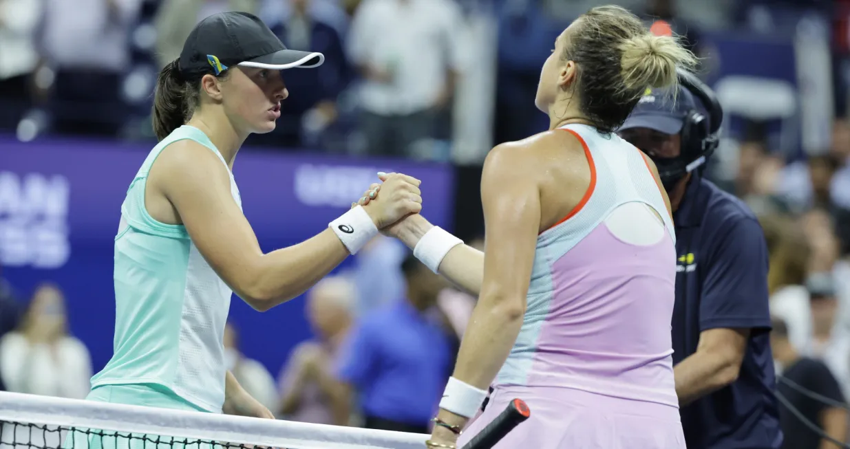 epa10172304 Iga Swiatek of Poland (L) and Aryna Sabalenka of Belarus after their semifinals match at the US Open Tennis Championships at the USTA National Tennis Center in Flushing Meadows, New York, USA, 08 September 2022. The US Open runs from 29 August through 11 September. EPA/JUSTIN LANE