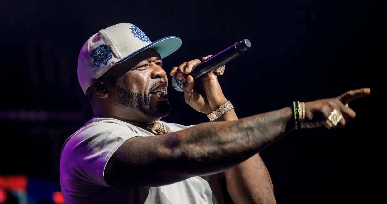 epa10265952 US rapper 50 Cent, aka Curtis James Jackson performs during his concert in Papp Laszlo Budapest Sports Arena in Budapest, Hungary, 25 October 2022. EPA/Balazs Mohai HUNGARY OUT/Balazs Mohai