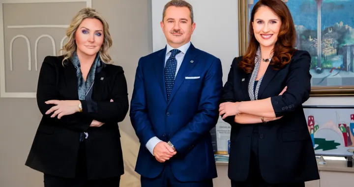 Dosadašnji predsjednik Uprave Marco Trevisan nakon četiri godine provedene u BiH, svoj karijerni put nastavlja u Intesa Sanpaolo Grupaciji/Hardino