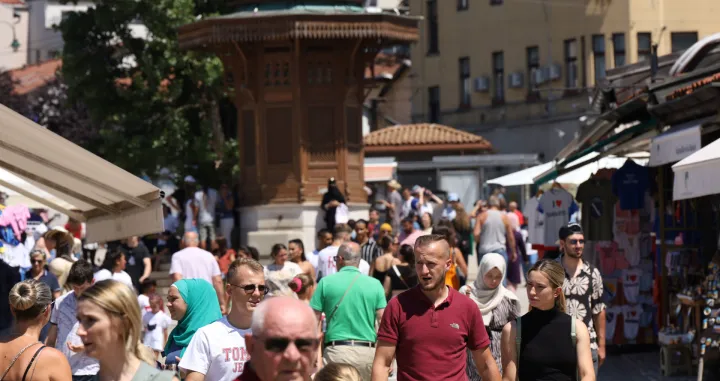 Turisti baščaršija ljeto kišobrani, lepeza, voda./Senad Gubelić