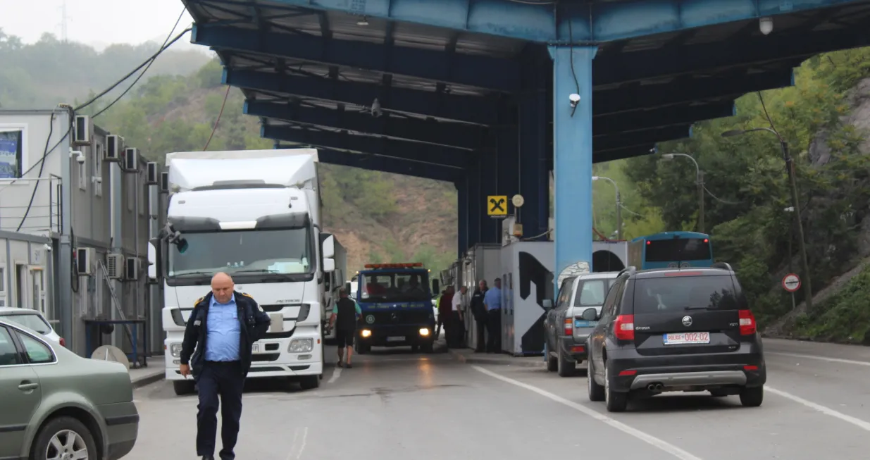 Primena sporazuma između Kosova i Srbije o ličnim dokumentima počela je da se primenjuje sinoć u ponoć, a prethodno je Srbija na svim graničnim prelazima postavila obaveštenja za putnike u kojima se navodi da "korišćenje ličnih karata koje izdaje Priština ne znači priznanje Kosova". (Info Leader Media - Anadolu Agency)/�