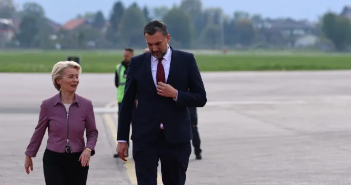 Ursula von der Leyen stigla u posjetu Bosni i Hercegovini. Na Međunarodnom aerodromu Sarajevo dočekao ju je ministar vanjskih poslova BiH Elmedin Konaković/X