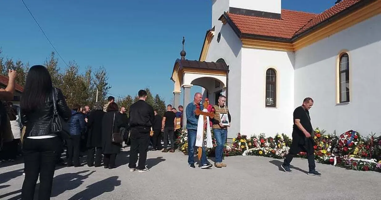 Radio Novi Grad - Tužni ispraćaj policajca Marana/