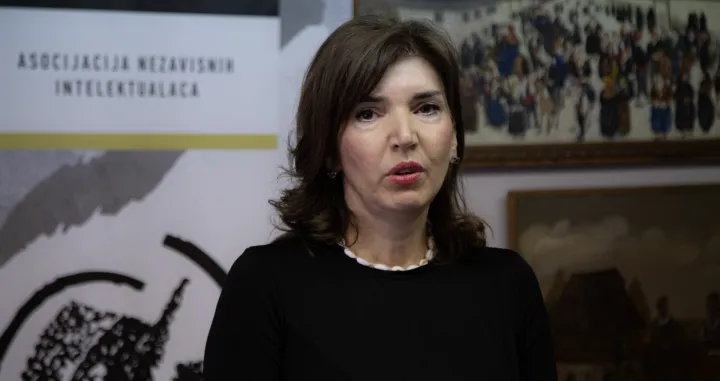 Sarajevo, BiH - 1. oktobar 2023.: Značaj državne imovine ogleda se u činjenici da je državna imovina sredstvo za provođenje javne vlasti, te da je usko povezana sa njenim teritorijalnim integritetom i suverenitetom, poručeno je sa redovne sesije Asocijacije nezavisnih intelektualaca "Krug 99" o temi "Državna imovina kao garancija opstojnosti BiH".Uvodničarka je bila prof. dr. Larisa Velić, dekanesa Pravnog fakulteta Univerziteta u Zenici i članica "Kruga 99". (Denis Zuberi - Anadolu Agency)/�