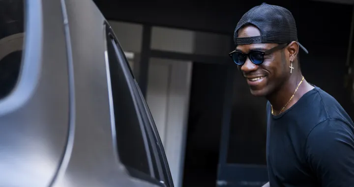 epa10150017 Mario Balotelli soccer player from Italy, leaves the FC Sion headquarter, in Martigny Switzerland, 31 August 2022. EPA/JEAN-CHRISTOPHE BOTT