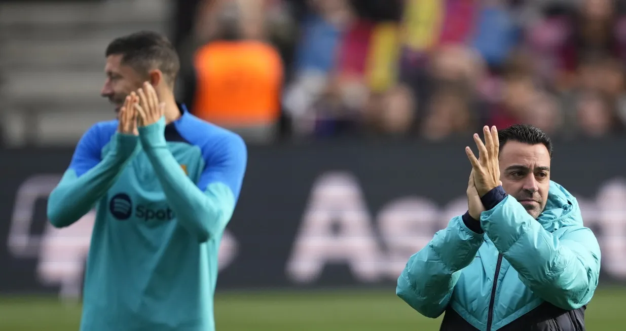 epa10386266 FC Barcelona's head coach Xavi Hernandez (R) and striker Robert Lewandowski applaud to supporters during an open training session at Spotify Camp Nou stadium in Barcelona, Spain, 02 January 2023. EPA/ALEJANDRO GARCIA