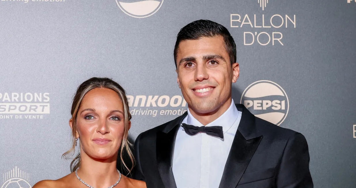 Rodrigo Hernández Bibula Cascante (Rodri) et sa compagne Laura Iglesias au photocall de la cérémonie du Ballon d'Or 2024 au théâtre du Châtelet à Paris, France, le 28 octobre 2024. © Cyril Moreau/Bestimage Photocall Ballon d'Or 2024 Ceremony at Theatre du Chatelet in Paris, France, on October 28, 2024. Photo: CYRIL MOREAU/BESTIMAGE/BESTIMAGE