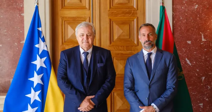 Safet Oručević i princ Rahim Aga Khan; Centar za mir i multietničku saradnju Mostar je uručio nagradu za mir "Peace Connection Award" Njegovoj Visosti Aga Khanu/Akdn